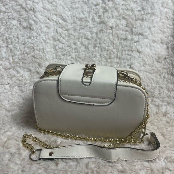 White synthetic leather crossbody bag with fashion accents & gold tone chain. - Picture 8 of 15